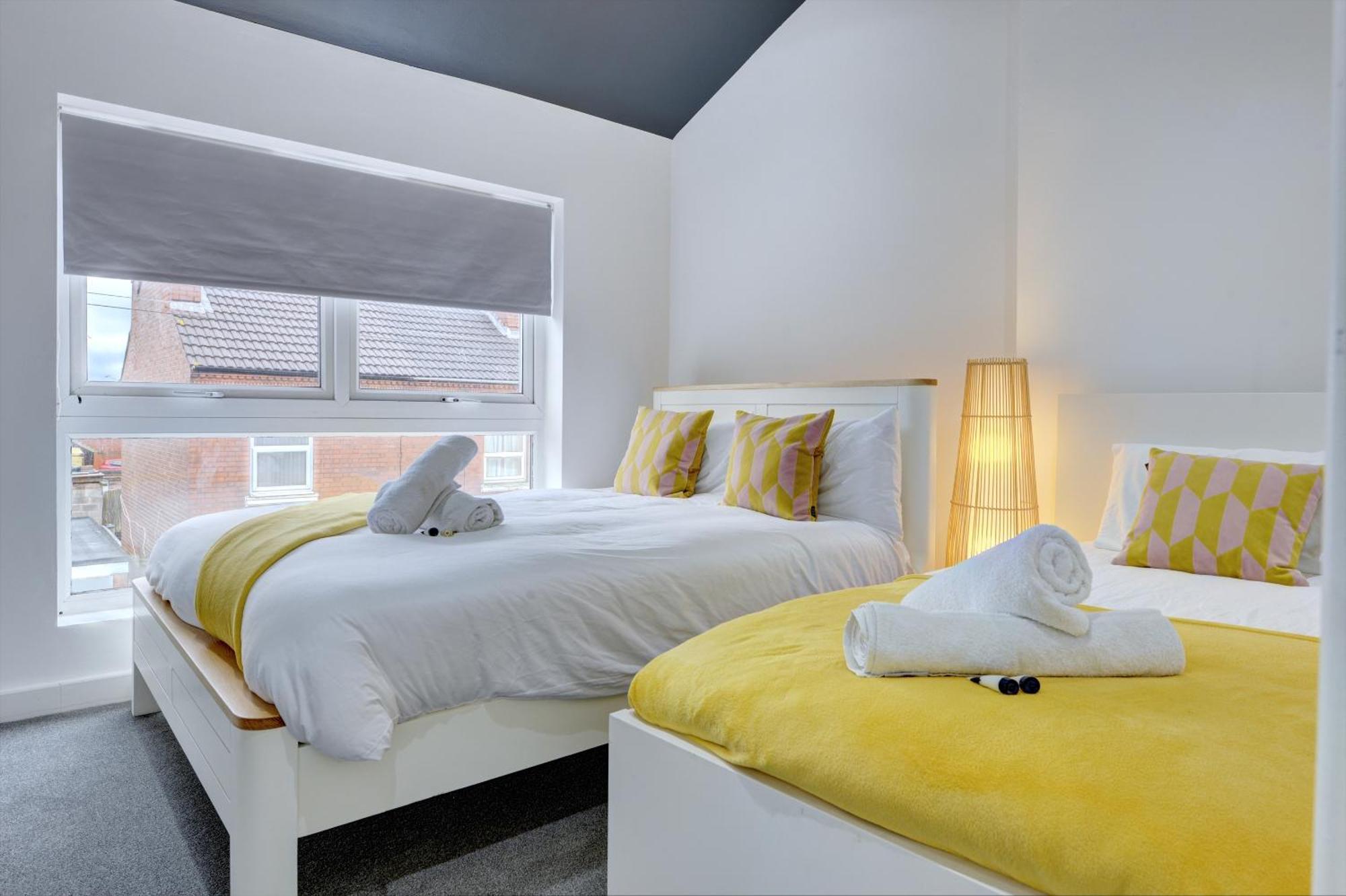 4 Bedrooms Homely House With Garden- Sleeps 9 Comfortably With 6 Comfortable Beds, Free Street Parking, Business Travellers, Contractors, & Holiday-Goers, Coventry, Near All Major Transport Links In Coventry And Motorway Bagian luar foto