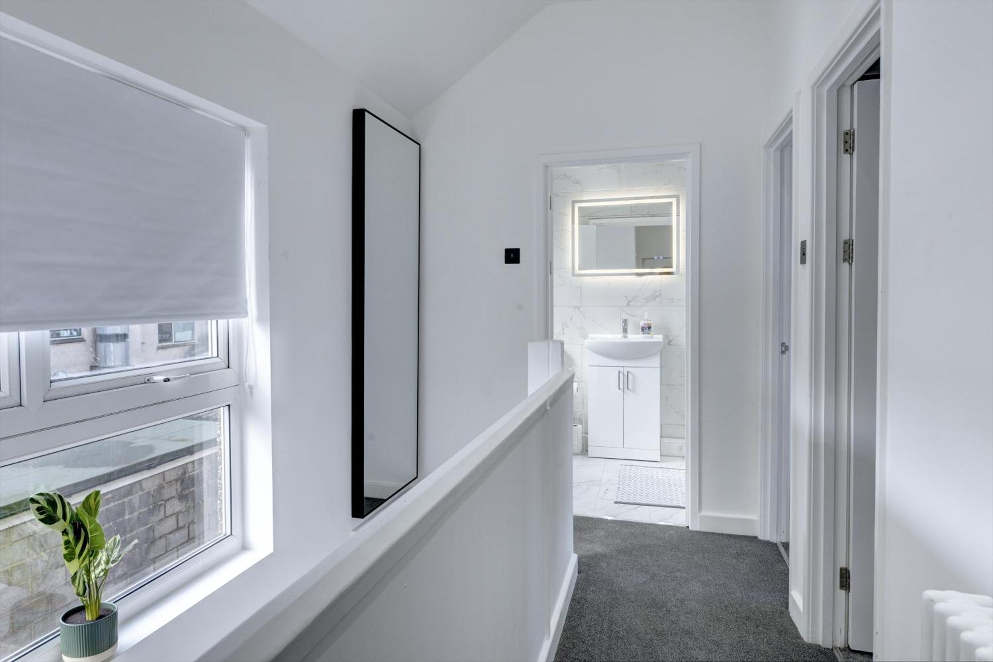 4 Bedrooms Homely House With Garden- Sleeps 9 Comfortably With 6 Comfortable Beds, Free Street Parking, Business Travellers, Contractors, & Holiday-Goers, Coventry, Near All Major Transport Links In Coventry And Motorway Bagian luar foto