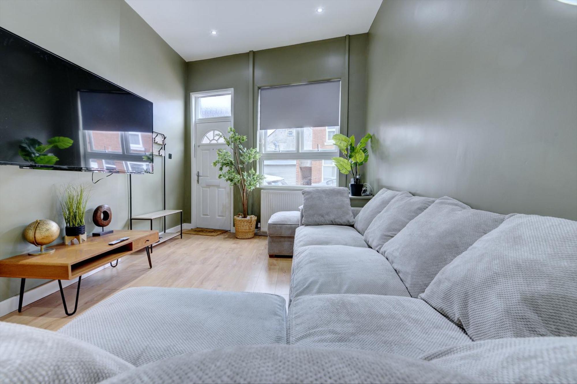 4 Bedrooms Homely House With Garden- Sleeps 9 Comfortably With 6 Comfortable Beds, Free Street Parking, Business Travellers, Contractors, & Holiday-Goers, Coventry, Near All Major Transport Links In Coventry And Motorway Bagian luar foto