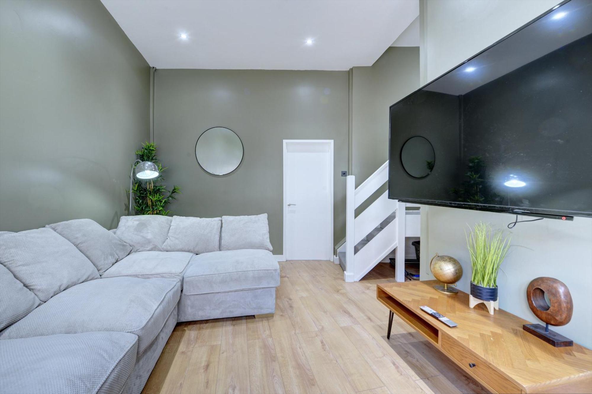 4 Bedrooms Homely House With Garden- Sleeps 9 Comfortably With 6 Comfortable Beds, Free Street Parking, Business Travellers, Contractors, & Holiday-Goers, Coventry, Near All Major Transport Links In Coventry And Motorway Bagian luar foto