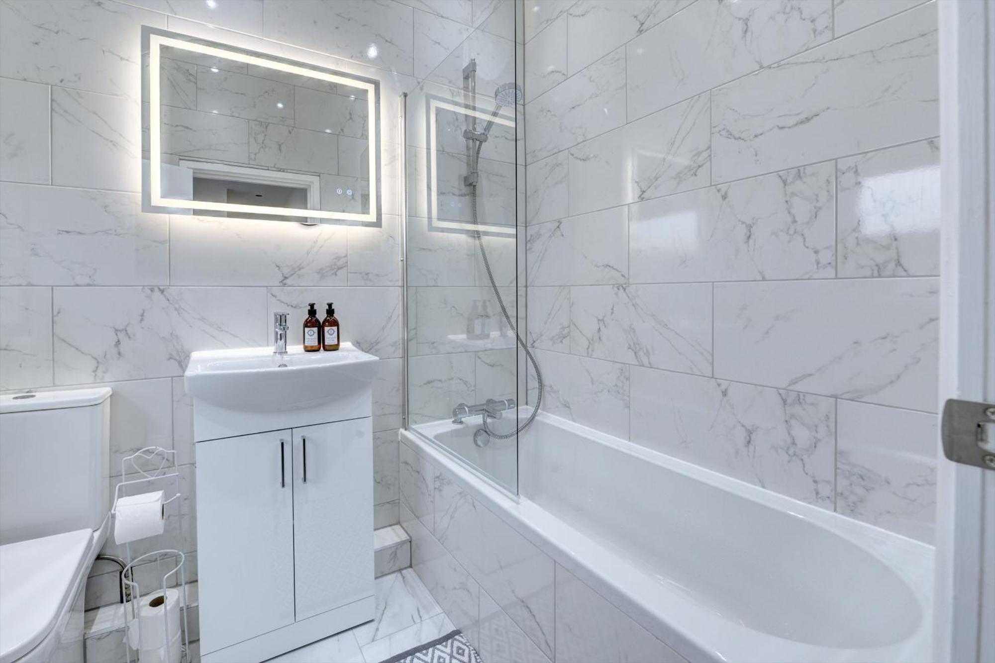 4 Bedrooms Homely House With Garden- Sleeps 9 Comfortably With 6 Comfortable Beds, Free Street Parking, Business Travellers, Contractors, & Holiday-Goers, Coventry, Near All Major Transport Links In Coventry And Motorway Bagian luar foto