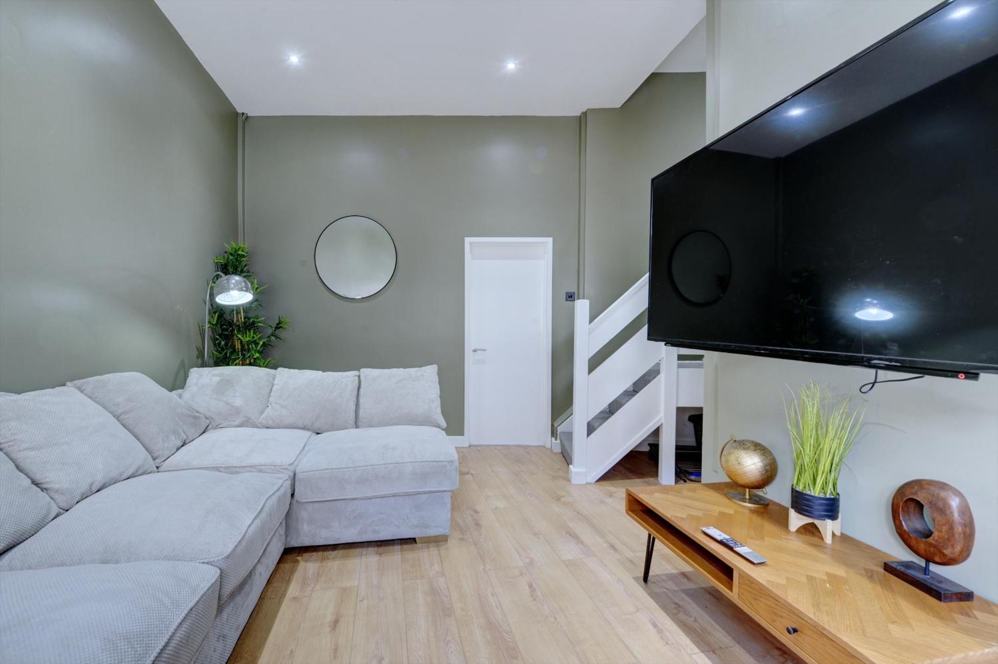 4 Bedrooms Homely House With Garden- Sleeps 9 Comfortably With 6 Comfortable Beds, Free Street Parking, Business Travellers, Contractors, & Holiday-Goers, Coventry, Near All Major Transport Links In Coventry And Motorway Bagian luar foto