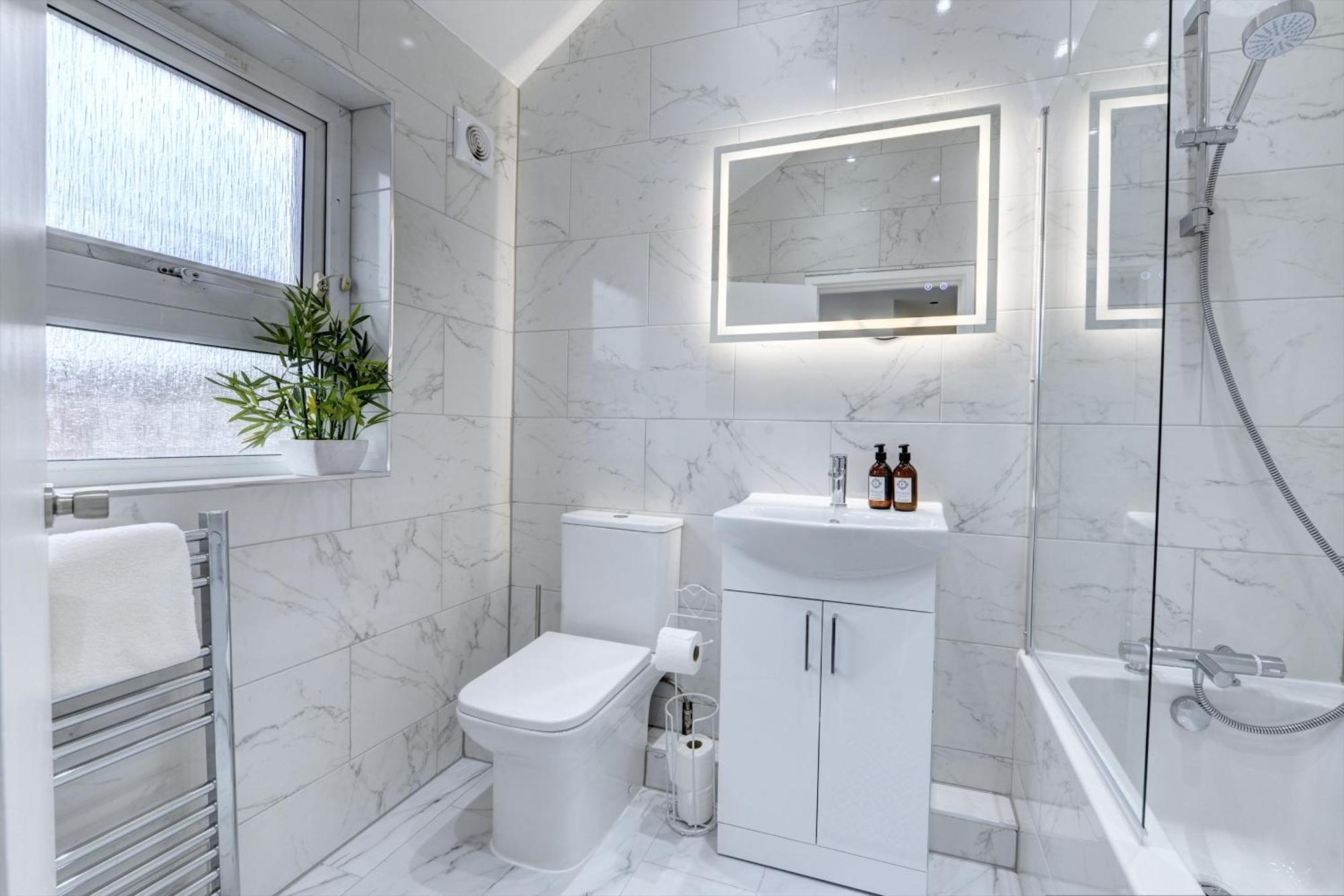 4 Bedrooms Homely House With Garden- Sleeps 9 Comfortably With 6 Comfortable Beds, Free Street Parking, Business Travellers, Contractors, & Holiday-Goers, Coventry, Near All Major Transport Links In Coventry And Motorway Bagian luar foto