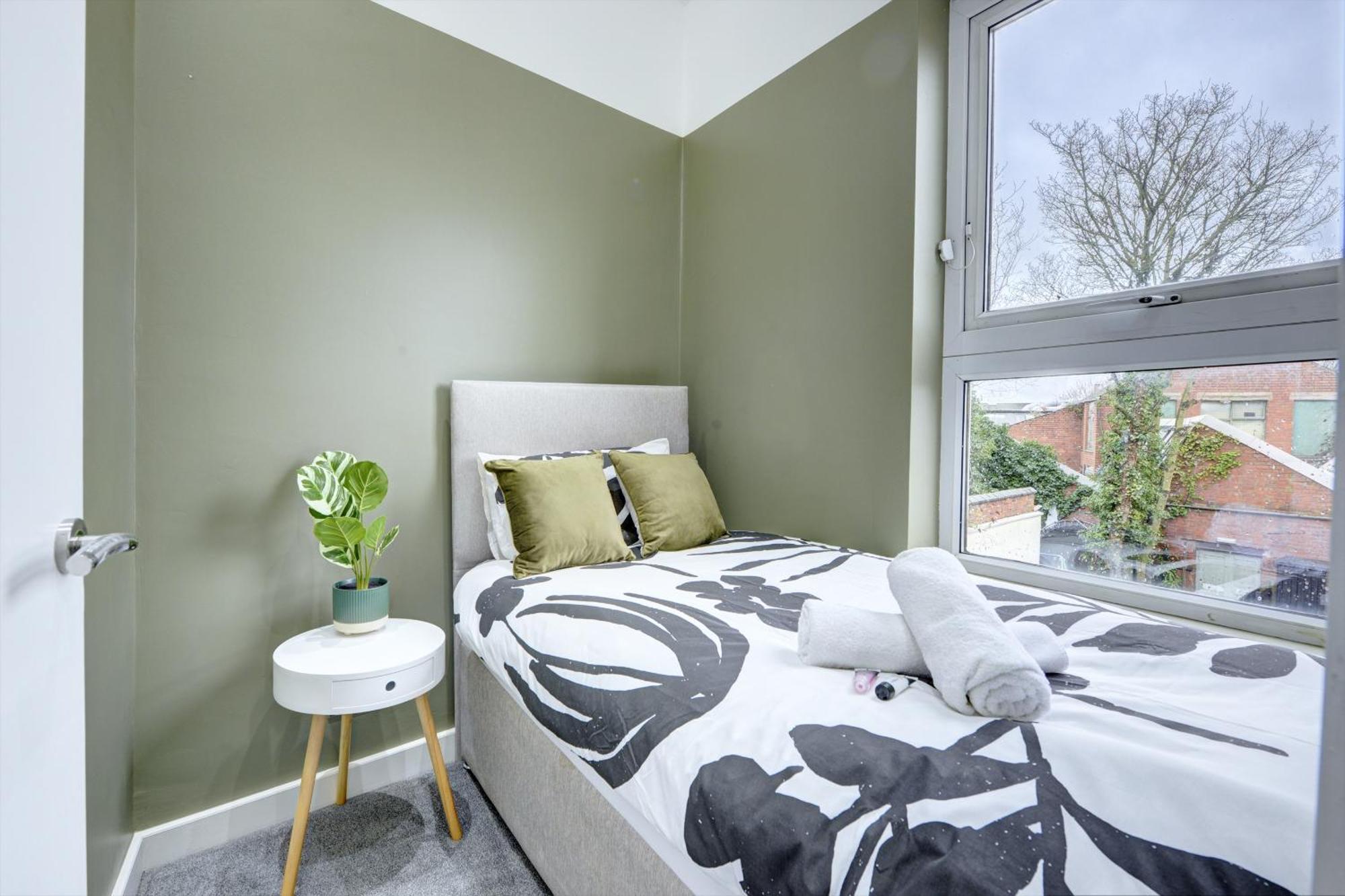 4 Bedrooms Homely House With Garden- Sleeps 9 Comfortably With 6 Comfortable Beds, Free Street Parking, Business Travellers, Contractors, & Holiday-Goers, Coventry, Near All Major Transport Links In Coventry And Motorway Bagian luar foto