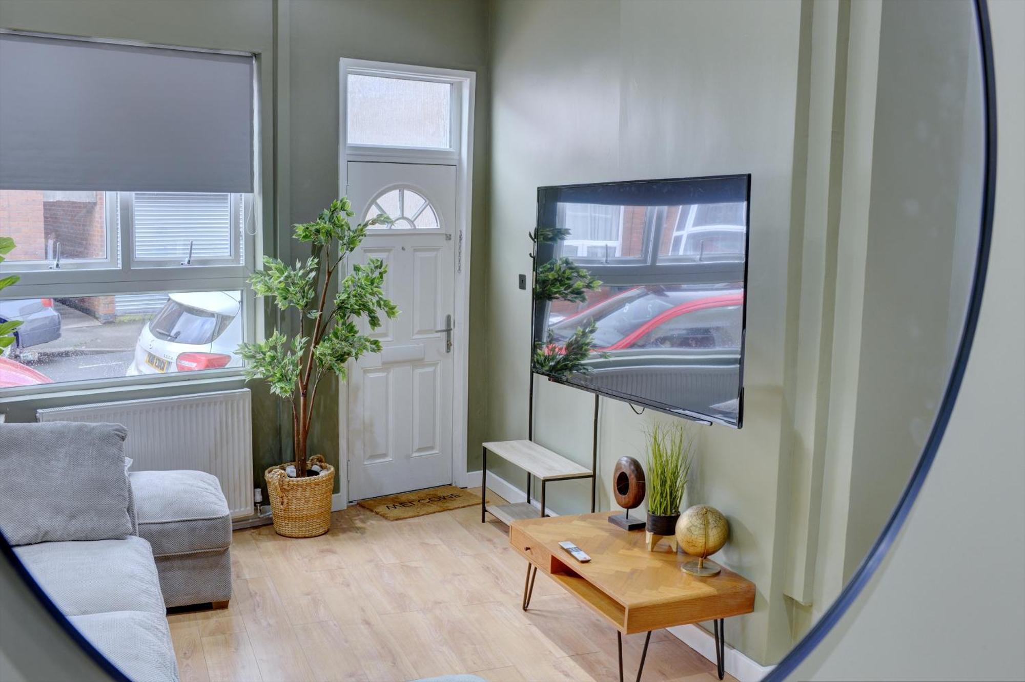 4 Bedrooms Homely House With Garden- Sleeps 9 Comfortably With 6 Comfortable Beds, Free Street Parking, Business Travellers, Contractors, & Holiday-Goers, Coventry, Near All Major Transport Links In Coventry And Motorway Bagian luar foto