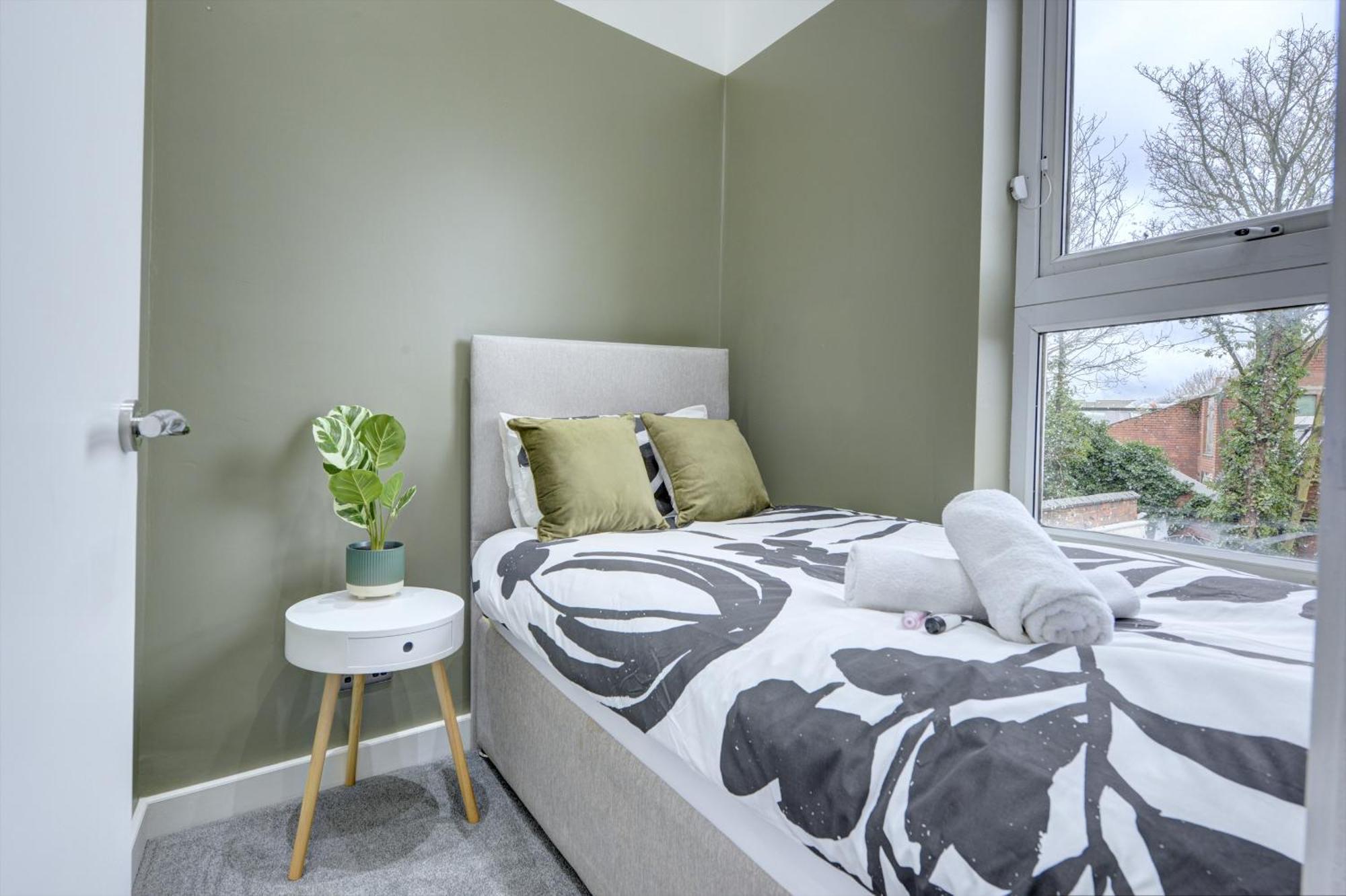 4 Bedrooms Homely House With Garden- Sleeps 9 Comfortably With 6 Comfortable Beds, Free Street Parking, Business Travellers, Contractors, & Holiday-Goers, Coventry, Near All Major Transport Links In Coventry And Motorway Bagian luar foto